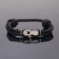 Detail eines schwarzen geflochtenen Armbands mit Kettenglied-Verschluss aus Edelstahl - Schwarz