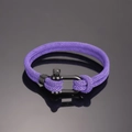 Nahaufnahme von lila geflochtenem Nylon-Armband mit mattschwarzem Metall-U-Verschluss - Lila