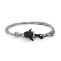 Détail d'un bracelet en corde tressée avec fermoir en forme de requin noir sur blanc - Corde Camo Blanc Noir Baleine Noire