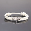 Makroaufnahme des weiß gewebten Seilarmbands mit metallischem Kettenelement im Industriedesign - Gebrochenes Weiß