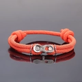 Détail du bracelet en corde tressée orange avec fermoir métallique style chaîne - Orange