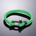 Nahaufnahme vom grünen Nylon-Armband mit schwarzer matter Hufeisenschnalle aus Metall - Grün