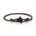 Détail macro du bracelet nautique tressé avec fermoir en forme de requin noir mat élégant - Corde Camo Café Blanc Bleu Baleine Noire