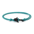 Détail du bracelet tressé sarcelle avec pendentif requin-baleine et nœud réglable - Corde Camo Bleu Vert Baleine Noire