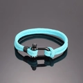 Detail eines seeblauen geflochtenen Armbands mit schwarzer U-Form-Metallschnalle und Verschluss - Himmelblau