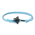 Vue macro du bracelet tressé bleu avec pendentif en métal en forme de raie manta noire - Corde Bleu Ciel Mante Noire