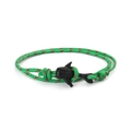 Dettaglio del bracciale intrecciato serie oceano con ciondolo squalo balena e corda - Corda Camo Verde Rosso Balena Nera