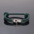 Gros plan d'un bracelet en corde tressée vert foncé avec boucle rapide en style chaîne - Vert Foncé