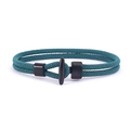 Zweilagiges geflochtenes Armband in Dunkelgrün mit minimalistischem schwarzem T-Verschluss - Malachitgrün