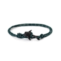 Dettaglio macro del bracciale in paracord verde scuro con chiusura a squalo balena nero - Corda Camo Verde Scuro Bianco Balena Nera