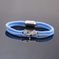 Détail du bracelet en corde tressée bleu clair avec maillon de chaîne et fermoir magnétique - 23cm / Bleu 143