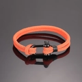 Detail eines leuchtend orangefarbenen Flechtarmbands mit schwarzem U-förmigem Metallverschluss - Orange