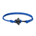 Détail du bracelet en cordon tressé bleu avec charme de raie manta noir mat - Corde Bleu Royal Mante Noire