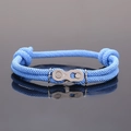 Détail du bracelet tressé bleu ciel avec un fermoir mécanique unique en forme de chaîne - Bleu