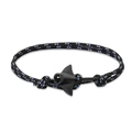 Gros plan d'un bracelet tressé style océan avec fermoir raie manta noir mat - Corde Camouflage Noir Blanc Bleu Mante Noire