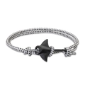 Détail du bracelet en cordon tressé noir et blanc avec breloque raie manta noir mat - Corde Camouflage Blanc Noir Mante Noire