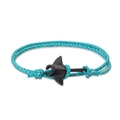 Vue macro du bracelet en corde de Milan turquoise avec breloque raie manta noir mat - Corde Camouflage Bleu Vert Mante Noire