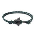 Détail d'un bracelet tissé vert foncé avec fermoir en métal noir mat en forme de raie - Corde Camouflage Vert Foncé Rouge Blanc Mante Noire
