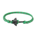 Détail d'un bracelet en cordon milanais tressé vert avec pendentif raie manta noire - Corde Camouflage Vert Rouge Mante Noire