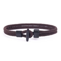 Nahaufnahme eines kaffeebraunen geflochtenen Armbands mit mattem schwarzem T-Verschluss - Dunkelbraun