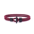 Detail eines weinroten geflochtenen Doppelarmbands mit mattschwarzem T-Verschluss aus Metall - Burgunderrot