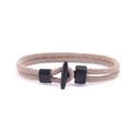 Detail eines beigen geflochtenen Seilarmbands mit schwarzem mattem Knebelverschluss - Khaki