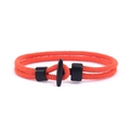 Detailaufnahme von orangefarbenem geflochtenem Armband mit mattem schwarzem T-Verschluss - Orange