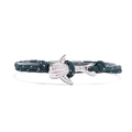 Macro di un bracciale in corda intrecciata verde scuro con ciondolo a forma di squalo balena - Corda Mimetica Verde Scuro Bianco Balena d'Argento