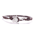 Détail du bracelet en corde tressée marron nautique avec fermoir requin-baleine argenté - Corde Camouflage Café Blanc Bleu Baleine Argent