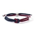 Close-up van de marineblauwe en wijnrode gevlochten armband met verstelbare metalen schuif - Marineblauw En Wijnrood (Concentrische Knoop)