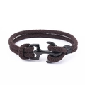 Detail eines dunkelbraun geflochtenen Seilarmbands mit schwarzem nautischem Ankerverschluss - 23CM / Kaffeebraun