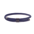 Detail van blauw gevlochten Milanese touwarmband met matzwarte metalen sluitingen - Marineblauw