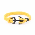 Vue détaillée du bracelet nautique tressé jaune avec fermoir ancre en métal noir - Jaune