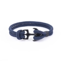 Detail eines dunkelblauen Segelseil-Armbands mit einem mattschwarzen Ankerverschluss - 23CM / Marineblau