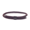 Detail van donkerbruine gevlochten armband met dubbele laag en gepolijste zwarte metalen sluiting - Donkerbruin