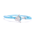 Vue macro d'un bracelet en corde tressée bleu océan avec pendentif requin-baleine argenté - Corde Bleu Ciel Baleine Argent