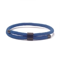 Gedetailleerd aanzicht van blauw gevlochten Milanese koord en zwarte metalen sluiting - Blauwgroen 124