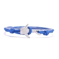 Gros plan sur le bracelet en corde tressée bleue avec un charme de requin-baleine argenté - Corde Bleu Roi Baleine Argent
