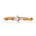 Détail macro du charm requin-baleine sur bracelet tressé doré avec nœuds ajustables - Corde Dorée Baleine Argent