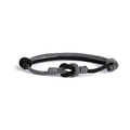 Detailweergave van de handgemaakte concentrische knoop op de koppelarmbanden - Donkergrijs + Zwart