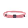 Detail van roze dubbellaags gevlochten armband met een zwarte magnetische gesp - Roze