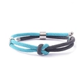 Detailopname van de dubbele gevlochten nylon armband met verstelbare metalen schuifsluiting - Hemelsblauw En Donkergrijs (Concentrische Knoop)