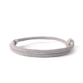 Detalle de pulsera de cuerda tejida a mano con hebilla de ancla y nudos dobles ajustables - Gris Plata
