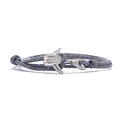 Gros plan d'un pendentif requin-baleine sur un bracelet tressé gris avec détails bleus - Corde Camouflage Gris Bleu Blanc Baleine Argent