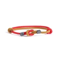 Dettaglio di braccialetti intrecciati a mano in rosso e oro con nodi a incastro fini - Rosso + Giallo Zenzero