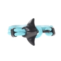 Détail du bracelet tressé bleu ciel avec un fermoir en métal noir en forme de raie manta - Corde Bleu Ciel Mante Noire