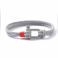 Détail du bracelet corde nautique tressée grise avec fil rouge et manille en U en acier - Corde Gris Clair Boucle en Acier