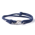 Dettaglio del bracciale a doppio strato in corda blu navy con chiusura a moschettone - Blu Navy
