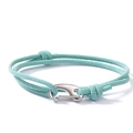 Dettaglio del bracciale a doppia corda intrecciata verde menta con chiusura a moschettone - verde chiaro