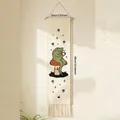 Dettaglio dell'arazzo con simpatica rana su fungo e morbide nappe di frange bianche - Rana su Fungo (M03161)